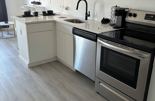 Elizabeth Apartment | Cozy apartment in lovely Elizabeth with WiFi, fitness room, AC