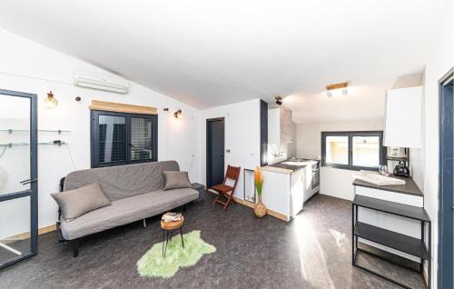 Okrug Gornji Apartment | Cozy Apartment In Okrug Gornji