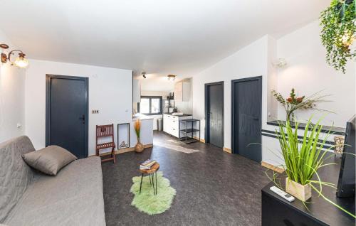 Okrug Gornji Apartment | Cozy Apartment In Okrug Gornji