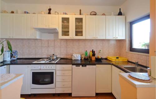 Kneza Apartment | Cozy Apartment In Racisce With Wifi