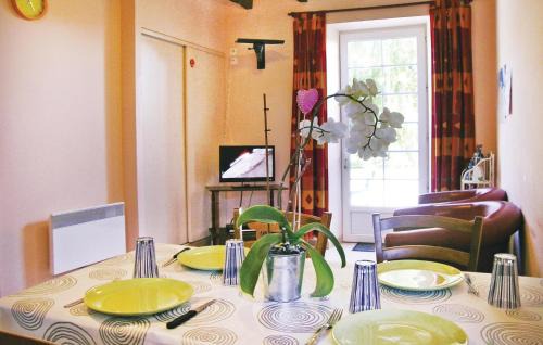 Roz-Landrieux Apartment | Cozy Apartment In Roz-Landrieux