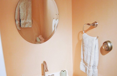 Rockland Apartment | Cozy Apartment In Town With Sauna! Minutes from Festivals and Shops!
