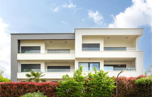 Vantacici Apartment | Cozy Apartment In Vantacici With Wifi