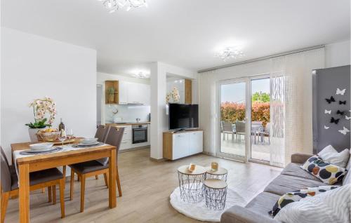 Vantacici Apartment | Cozy Apartment In Vantacici With Wifi