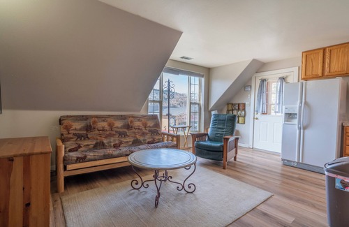 June Lake Apartment | Cozy apartment located on Main St. June Lake