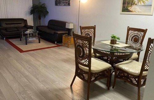 Tropic House | Cozy Apartment Located in Prime Location