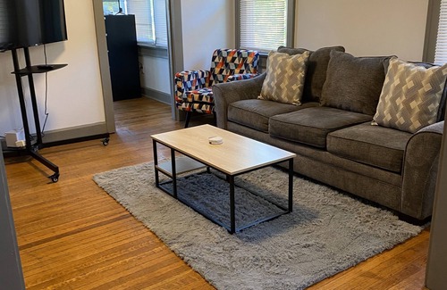 Mapleton/Fall Creek Apartment | Cozy Apartment minutes from Downtown! Perfect for work from home travelers