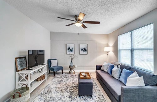 Oak Haven Apartment | Cozy Apartment on Shaded Street!