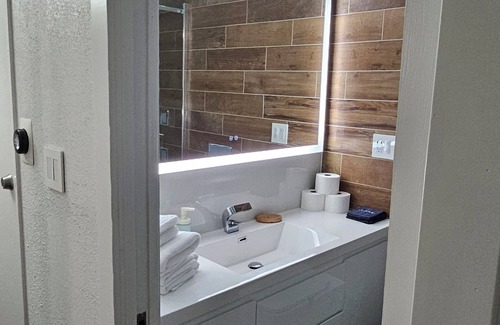 Garland Apartment | Cozy apartment/Studio in lovely Garland with WiFi, AC