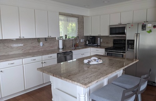 Coos Bay Apartment | Cozy apartment with bay view