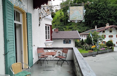 Hohenaschau im Chiemgau Apartment | Cozy apartment with bay window in the Weber family's Haus zur Burg (Ap108)