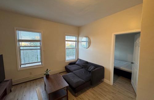 The Heights House | Cozy apartment with city skyline. Easy commute midtown Manhattan.