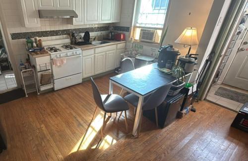 The Heights House | Cozy apartment with city skyline. Easy commute midtown Manhattan.