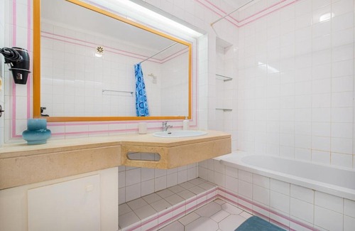 Correeira Apartment | Cozy Apartment with indoor pool