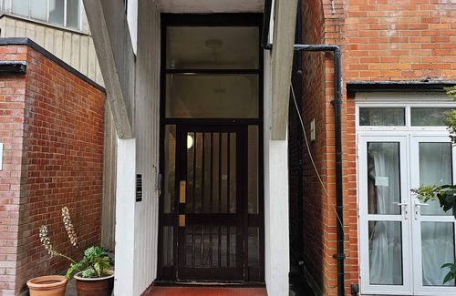 North Finchley Apartment | Cozy Apartment with King Bed