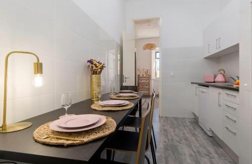 Carcavelos Apartment | Cozy Apartment with Patio near Carcavelos Beach