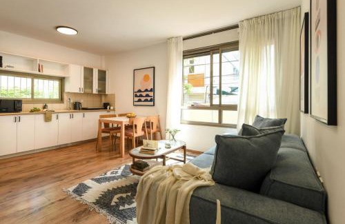 Kerem HaTeimanim Apartment | Cozy Apt 4-min from the Beach with Mamad by Sea N' Rent
