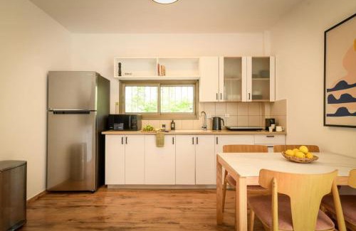Kerem HaTeimanim Apartment | Cozy Apt 4-min from the Beach with Mamad by Sea N' Rent