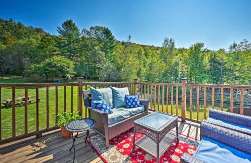 Moscow Apartment | Cozy Apt with Hot Tub and Deck, 10 Mi to Stowe Resort!