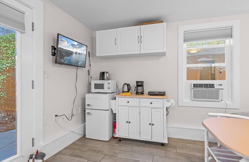 Ashland Apartment | Cozy Ashland Studio: King Bed, 1 mile from Plaza!