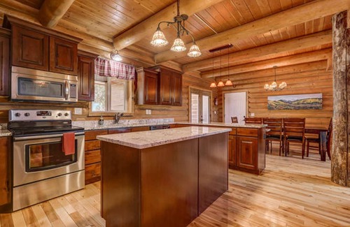 Zion National Park East Entrance House | Cozy authentic 5 bedroom cabin minutes from Zion