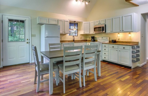 Cynthiana House | Cozy Bainbridge Retreat w/Fireplace + Deck!