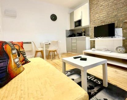North Kensington Apartment | Cozy Balcony Flat With Canal View