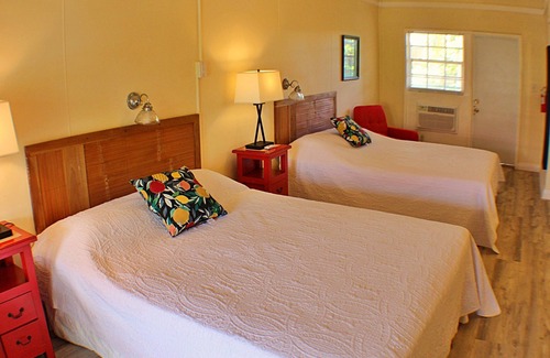 Cockburn Town Hotel | Cozy Balcony room, ocean views - Lazy Lobster - Grand Turk island