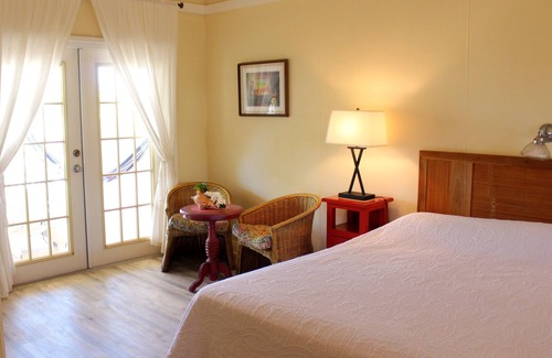 Cockburn Town Hotel | Cozy Balcony room, ocean views - Lazy Lobster - Grand Turk island