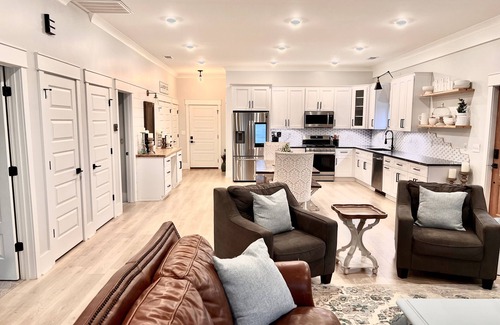 Troutman House | Cozy barndominium with hot tub