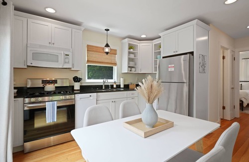 Williams Bay House | Cozy Bay Getaway - Walk to Beach, Restaurants