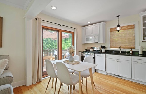 Williams Bay House | Cozy Bay Getaway - Walk to Beach, Restaurants