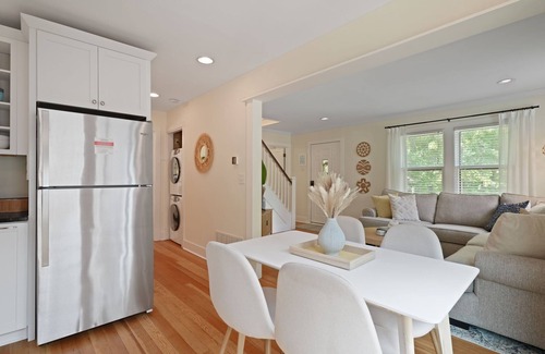 Williams Bay House | Cozy Bay Getaway- Walk to Beach, Restaurants