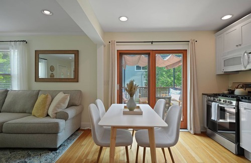 Williams Bay House | Cozy Bay Getaway- Walk to Beach, Restaurants