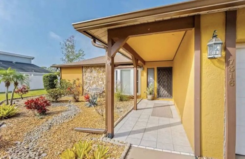 Whitfield House | Cozy Beach Beach House/King size suite/Pool/Pool Table/Sarasota