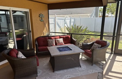 Whitfield House | Cozy Beach Beach House/King size suite/Pool/Pool Table/Sarasota