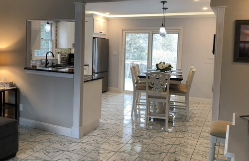 Town Bank House | Cozy Beach Block Cottage - Steps To The Beach .