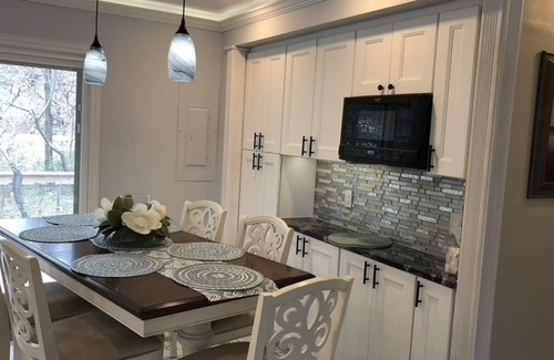 Town Bank House | Cozy Beach Block Cottage - Steps To The Beach .
