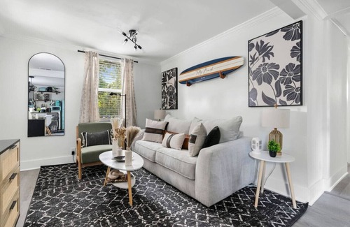 Charleston House | Cozy Beach Cottage Bungalow - 15 minutes to Folly!