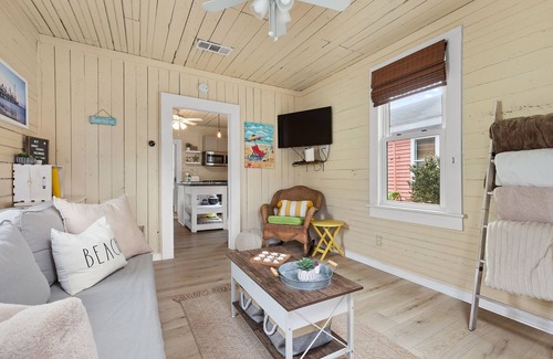 Galveston Cottage | Cozy Beach Cottage- Minutes to the beach & Historic Strand