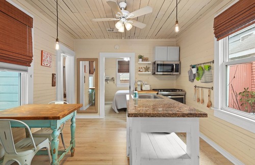 Galveston Cottage | Cozy Beach Cottage- Minutes to the beach & Historic Strand