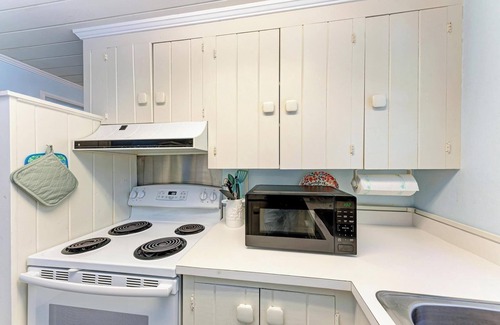 Englewood Cottage | Cozy Beach Cottage