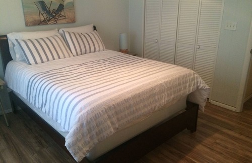 Long Island Cottage | Cozy Beach Cottage Just Minutes Walk From South Beach, Private, Screened Porch