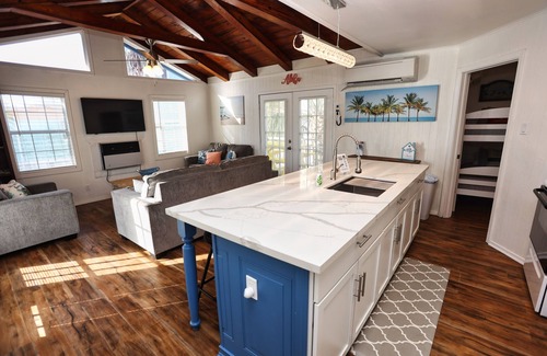 Galveston House | Cozy Beach House- 3 Minute Walk to Sunny Beach