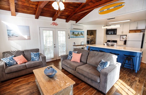Galveston House | Cozy Beach House- 3 Minute Walk to Sunny Beach