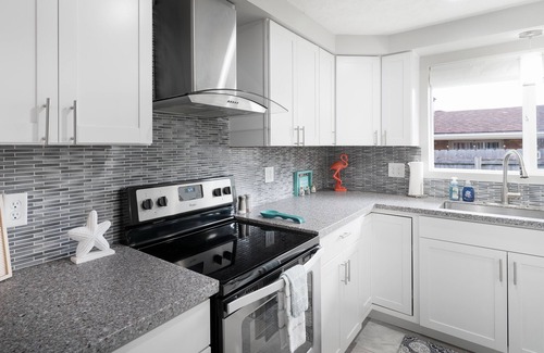 Kettering House | Cozy Beach House Minutes From Downtown!