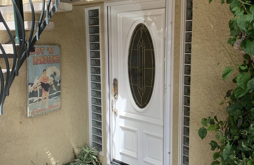 Diamond Crestview Apartment | Cozy Beach House, Quiet, Private Garden, Blocks to Sand, Town