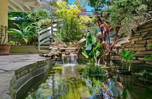 Diamond Crestview Apartment | Cozy Beach House, Quiet, Private Garden, Blocks to Sand, Town