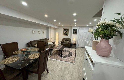 The Beaches House | Cozy Beach Retreat. Private family sized Apartment. Close to Great Restaurants