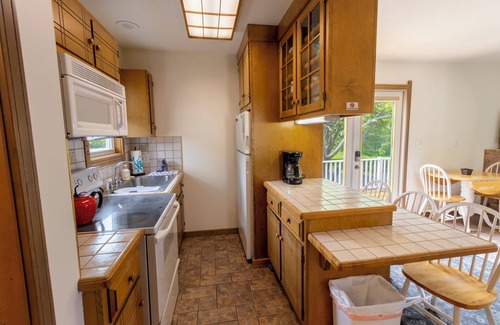 Michigan City Cottage | Cozy Beach Retreat with Resort & Beach Access